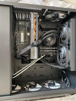 Stolní počítač včetně monitoru, židle, stolu, mikrofonu.. - 6