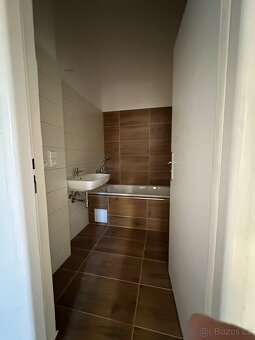 NOVĚ ZREKONSTRUOVANÝ BYT 2+kk (57,4 M2) NA NÁMĚSTÍ VE CHVALŠ - 6