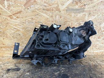 PRAVÉ PŘEDNÍ HALOGENOVÉ SVĚTLO BMW E90 / 91 6942722-07 - 6