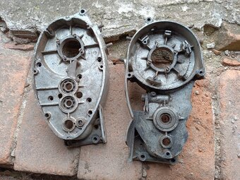 ČZ 125 B/T - kartery motoru - 2 páry + víko - 6