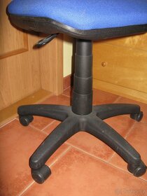 Kolečková židle modrá - 6