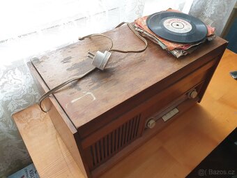 Staré rádio - gramofon + desky - 6