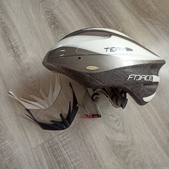 Dvě cyklistické helmy - 6