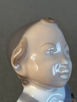 Royal Copenhagen Kodaň Soška Chlapeček s loďkou 10cm - 6