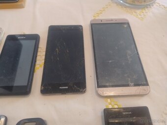 Mobilní TELEFONY 11ks - 6