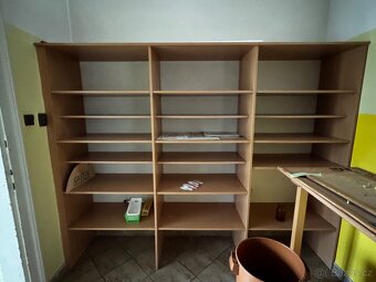 Kvalitní nábytek z uzavřené lékárny - 6