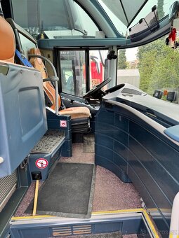 Autobus se nachází ve městě Praha. Všechno funguje. Má 48 + - 6