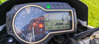 Suzuki GSR 750 - 6