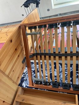 Prodám hezkou borovicovou postel se šuplíky - 6