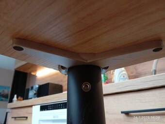 Krásný nový dřevěný stůl s kulatymi nohami z lehké litiny - 6
