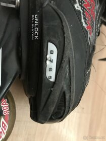 Pěkné dívčí kolečkové brusle - 6