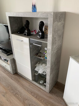Elegantní obývací stěna s dekorem šedého mramoru - 6