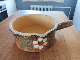 MALOVANÝ KAMENINOVÝ HRNEC S DRŽADLEM Z FRANCIE - 6