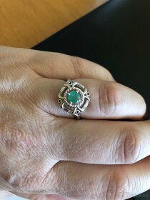 Stříbrný prstýnek a náušnice s emerald kamínky - 6