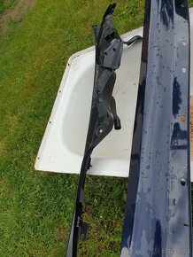 Mercedes  w211 maska ohořelá1000, plastový levý prah1500kč - 6