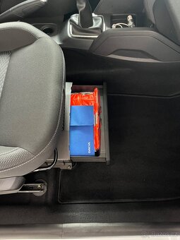 Dacia Duster šuplík pod sedadlo spolujezdce - 6