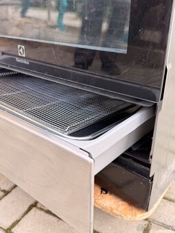 Prodám volně stojící nerezový sporák ELEKTROLUX 220/400V - 6