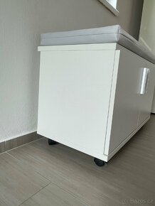 Bílá sedací skříňka na kolečkách - 6
