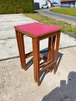 Hnízdové Retro stolkÿ s červenou deskou - 6