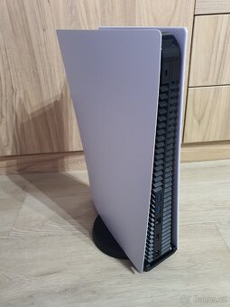 PS5 Digital Edition + 2 ovladače + černý kryt – skvělý stav - 6