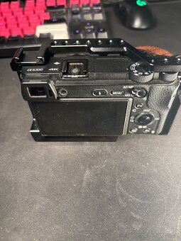 Sony A6300 + SmallRig klec – výborný stav, plně funkční - 6