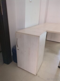 Kancelářské stoly a komoda - 6