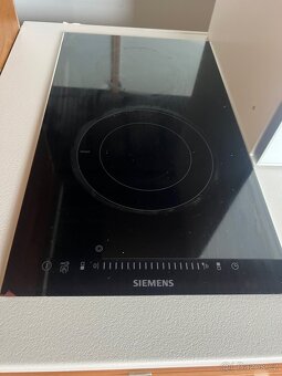 Rovná kuchyň se všemi spotřebiči.Top stav - 6