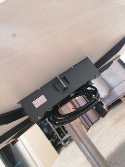 Kulatý kancelářský stůl do zasedačky s  220v, internet. - 6
