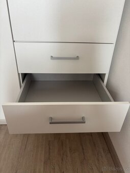 Bílá skříň 145 × 176 cm – 3 dveře, 3 zásuvky - 6