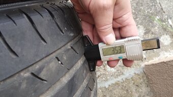 2ks letni pneu Goodride 225/45-17 okolo 4mm - 6
