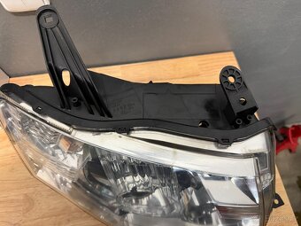 Světlomety Mitsubishi Pajero facelift 2012–2021 - 6