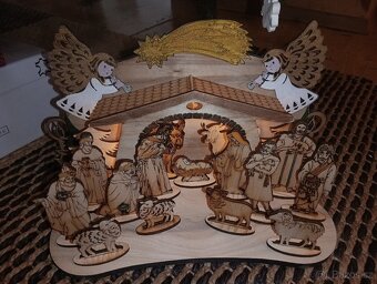 dřevěný betlém ručně malovaný osvětlený - 6
