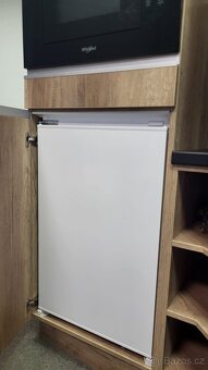 Zánovní kuchyň se spotřebiči lednička, myčka, mikrovlnka - 6