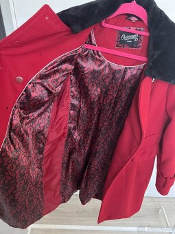 Červený zimní kabát - 6