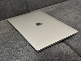 Macbook pro 15" 2016 core i7 250GB SSD 16GB RAM - 6