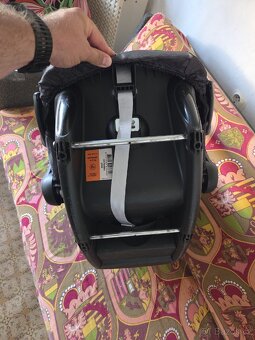 Set autosedaček Maxi-Cosi: FamilyFix Vajíčko Pearl (0-18 kg) - 6