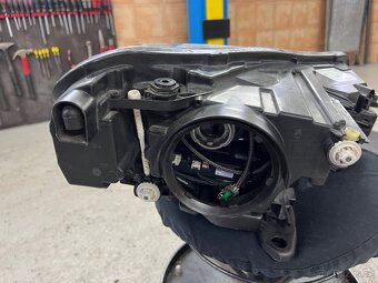 Superb 3 levý xenon - 6