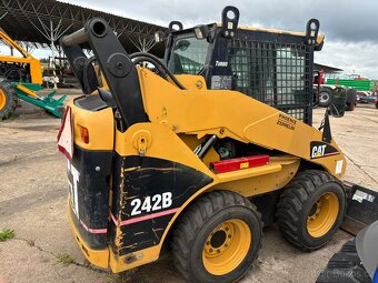 Smykový nakladač CAT 242B - 6