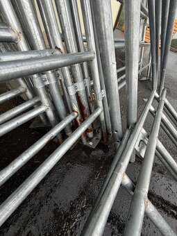 Prodám přístřešek pro zvířata 6×6 m včetně hrazení a plachet - 6