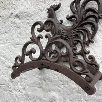 ZÁVĚSNÝ LITINOVÝ DRŽÁK NA ZAHRADNÍ HADICI S KOHOUTEM - 6