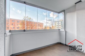 Pronájem družs. bytu 2+1+ velká zasklená lodžie/55 m2 na ul. - 6