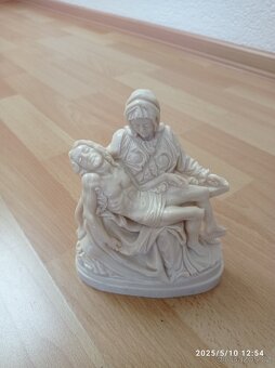Michelangelova pieta.První je porcelánová, druhá alabastrová - 6
