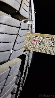 Zimní Barum 145/70 R13 s disky a poklicemi - 6
