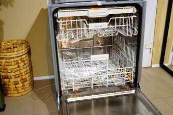 Myčka Miele nerezová vestavná G6200 SCi , tři koše - 6