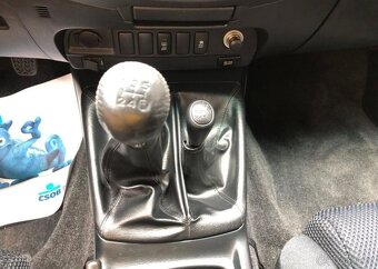 Toyota Hilux 2.5 D-4D nafta manuál 106 kw - 6