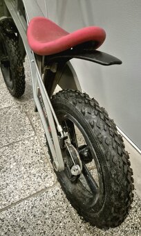 FirstBIKE - odrážedlo CROSS silver, brzda, košík, zvonek
 - 6