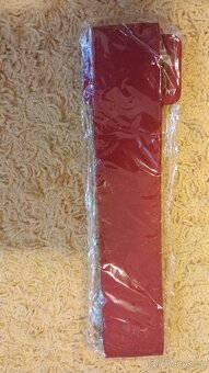 Červené šaty s kolovou barevnou sukní - 6