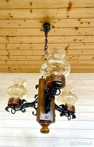 Starý krásný kovaný lustr se dřevem - 6