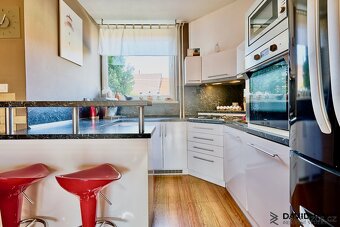 Prodej rodinného domu 5+kk ( 219 m2) s garáží a bazénem, B - 6