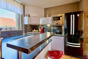 Prodej rodinného domu 5+kk  ( 219 m2) s garáží a bazénem,  B - 6